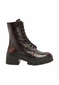 Bottines en cuir noir à lacets, avec semelle crantée épaisse et talon bloc, présentant des coutures rouges discrètes et une fermeture éclair à l'arrière.