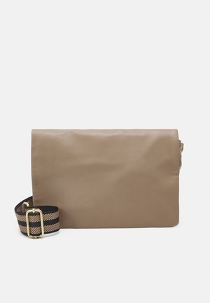 Rektangulær taupefarvet crossbody-taske i læder med bred, sort og beige justerbar stofrem og guldspænde.
