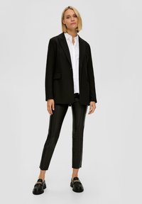 s.Oliver BLACK LABEL SKINNY AUS IMITAT - Broek - schwarz