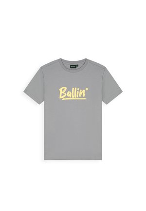 Grijs T-shirt met korte mouwen met gele tekst "Ballin'" in gestileerd schrift, gecentreerd aan de voorkant.
