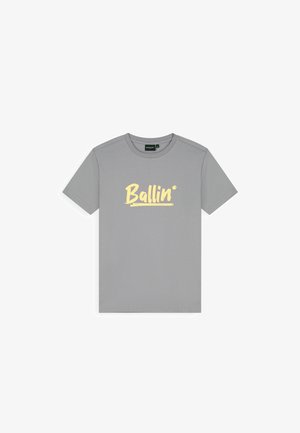 Grijs T-shirt met korte mouwen met gele tekst "Ballin'" in gestileerd schrift, gecentreerd aan de voorkant.