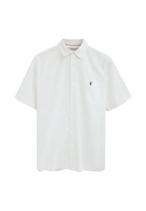 Weißes kurzärmliges Hemd mit Knöpfen, Kragen und einer kleinen schwarzen, gestickten Figur auf der linken Brusttasche.