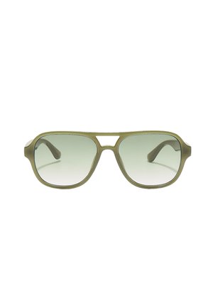 Lunettes de soleil style aviateur vertes avec verres dégradés et double pont sur fond blanc.