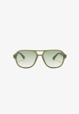 Lunettes de soleil style aviateur vertes avec verres dégradés et double pont sur fond blanc.