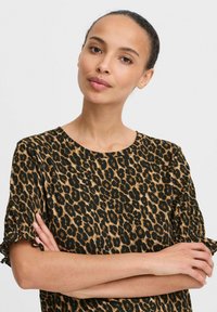 Halenka s leopardím potiskem, kulatým výstřihem, krátkými volánovými rukávy a texturovanou látkou v odstínech hnědé a černé.