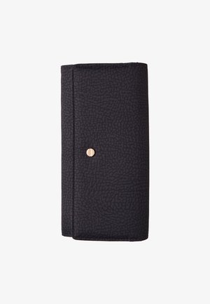 Schwarze, strukturierte Geldbörse mit satiniertem Finish, ausgestattet mit einem goldenen Druckverschluss und klaren Linien. Kompaktes Design, ideal für die Aufbewahrung von Essentials.