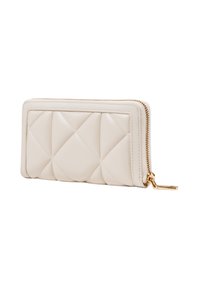 Portafoglio in pelle trapuntata beige con cerniera dorata, che mostra un motivo imbottito e una forma rettangolare compatta, dotato di un elegante linguetta per l'apertura.