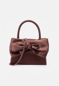 Geantă maro cu o fundă mare din satin, textură netedă, mânere scurte și o curea detașabilă cu lanț, cu un design structurat.