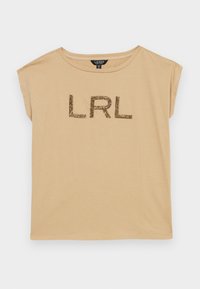 Kortärmad beige T-shirt i mjukt tyg med texten "LRL" i en glänsande, mönstrad design fram.