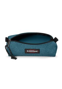 Blauwe getextureerde etui met een zwarte rits, voorzien van een merklabel. Interieur is effen blauw. Inclusief een decoratieve zwarte trekstrip.