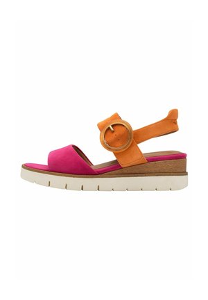 Sandalo con zeppa caratterizzato da una fascia anteriore in suede fucsia, una fascia alla caviglia arancione a contrasto con fibbia circolare e una suola bianca imbottita.