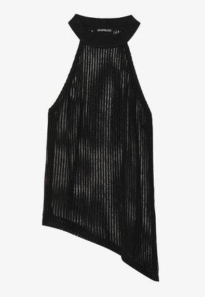 Top negro sin mangas con un collar alto, que presenta una textura acanalada y un dobladillo asimétrico para una forma única.