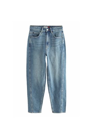 Jeans en denim bleu clair à taille haute avec poches avant, passants pour ceinture, fermeture par bouton, et jambes légèrement fuselées sur fond blanc.
