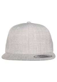Grijze snapback pet van textiel met een gestructureerde stof, met een vlakke klep, zes-panelen ontwerp en een cirkelvormig logo-patch aan de voorkant.