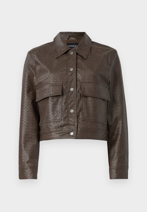 Barna, műbőrből készült, térd feletti kabát, steppelt textúrával, hegyes gallérral és két elülső zsebbel. Kattintós gombos záródással és hosszú ujjakkal rendelkezik.