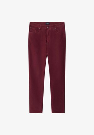 Bordeaux katoenen chinos met een slim fit, vijf zakken, contrasterende stitching en metalen klinknagels op de zakken. Soepele textuur en strakke lijnen.
