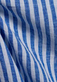 Blau-weiß gestreifter Stoff mit Leinenstruktur, der im Wechsel breite und schmale Streifen aufweist und einen weichen Fall erzeugt.