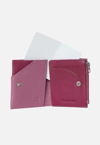 Rosa Lederbrieftasche mit RFID-Schutzfunktion. Verfügt über Fächer, einen Druckverschluss und ein Reißverschlussfach für Karten oder Bargeld.