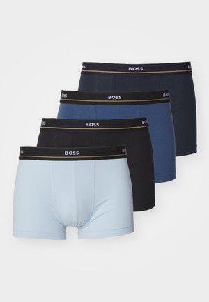 Vier paar boxershorts in lichtblauw, donkerblauw, marineblauw en zwart. Elk heeft een zachte, elastische stof en een zwarte tailleband met het "BOSS"-logo.