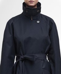Granatowy, wodoodporny płaszcz z wysokim kołnierzem, guzikiem i paskiem. Oferujący elegancki design i gładką teksturę, ma boczne kieszenie i dopasowany krój.
