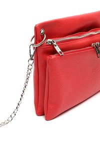 Borsa a pochette rossa in pelle con finitura texture, dotata di due scomparti con cerniera e una tracolla in catena argentata.