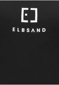 Zwarte stof met een wit tekstlogo "ELBSAND" onder een rechthoekige afbeelding. Het materiaal lijkt soepel met een aansluitend ontwerp.