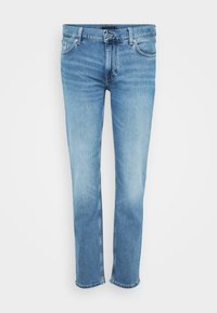 Jasnoniebieskie dżinsy o prostych nogawkach z przednimi i tylnymi kieszeniami, szlufkami na pasek oraz zapięciem na guzik w pasie.