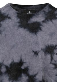 Tela de tie-dye suave en tonos gris y negro, con una textura esponjosa. Diseño de cuello redondo con un sutil logo de la marca en el lado izquierdo.