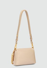 Sac à épaule en cuir beige de forme rectangulaire, avec des accents en métal doré et une bandoulière en chaîne. Texture lisse, design minimaliste.