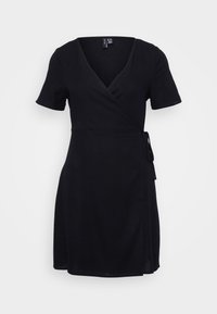 Sort slå-om-kjole lavet af blødt stof, med dyb V-hals, korte ærmer, sidelukning med bindebånd og knælængde.