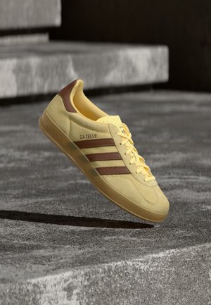 adidas Originals, GAZELLE INDOOR - Baskets basses - almost yellow/preloved brown