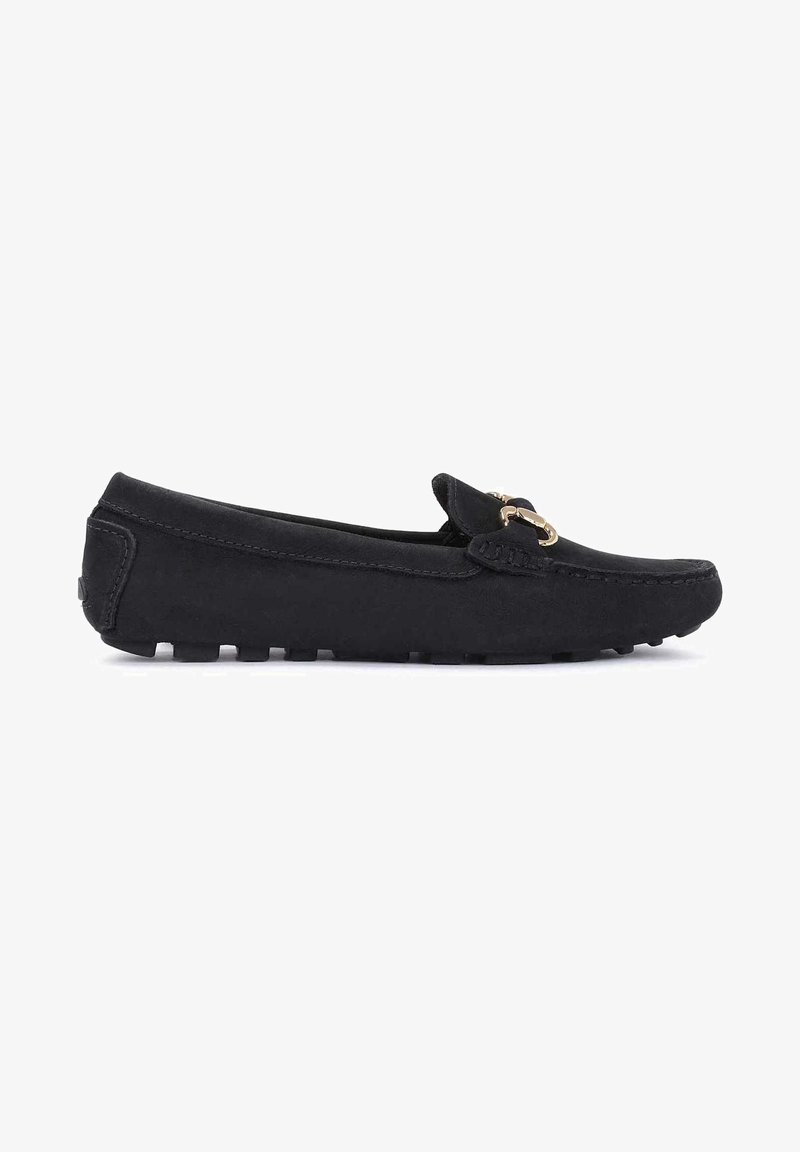 Schwarze Wildlederloafer mit abgerundeter Zehenform, schlüpfbarem Design und goldenen Hardware-Elementen. Verfügt über eine strukturierte Gummisohle mit kleinen Profilen.