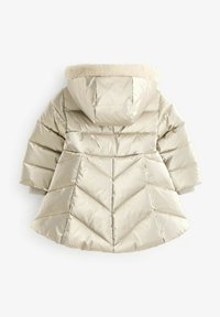 Parka acolchada y ligera de color beis claro con capucha con pelo sintético, con un patrón de rombos, que presenta puños elásticos y un diseño amplio.