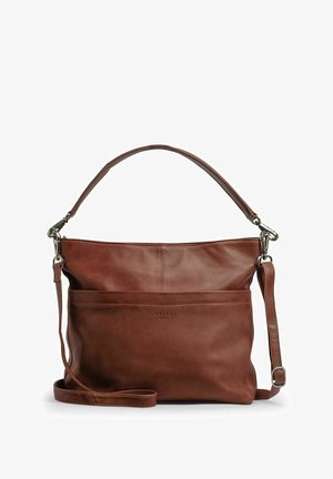 Sac en cuir marron avec une texture douce, doté d'une poignée supérieure unique et d'une bandoulière réglable. Comprend une poche avant et un logo subtil.