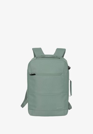 Mochila verde clara hecha de tejido duradero, con correas acolchadas para los hombros, bolsillos con cremallera y una forma rectangular estructurada.