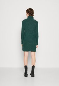 Pieces PCELLEN HIGH NECK - Stickad klänning - trekking green