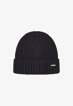 Gorro de punto acanalado negro con un puño doblado y una pequeña etiqueta metálica en el costado. Tejido cálido y texturizado adecuado para el clima frío.