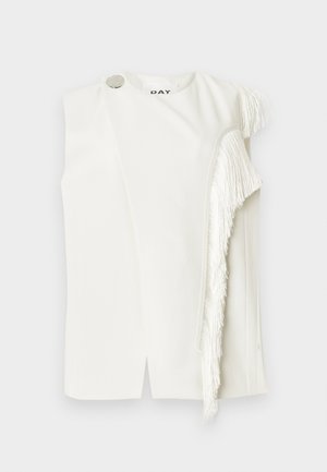 Valkoinen hihaton paita, jossa on yksi puoli frilladetaililla, pyöreä hopeanvärinen nappi olkapään lähellä ja siisti, minimalistinen leikkaus.