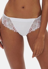 Weiße Unterwäsche mit durchscheinendem rosa Spitzenrand, der florale Muster und gewellte Kanten aufweist. Weiches Material mit bestickten Details an der Vorderseite.