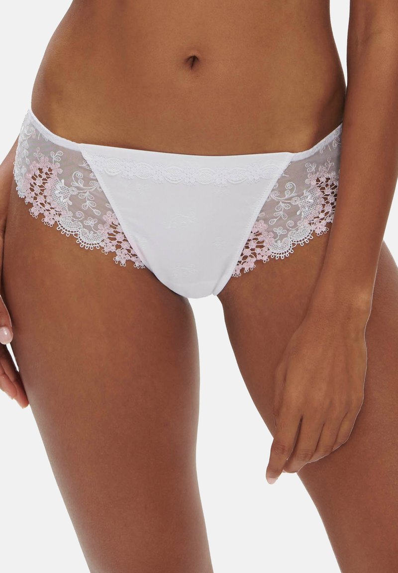 Weiße Unterwäsche mit durchscheinendem rosa Spitzenrand, der florale Muster und gewellte Kanten aufweist. Weiches Material mit bestickten Details an der Vorderseite.