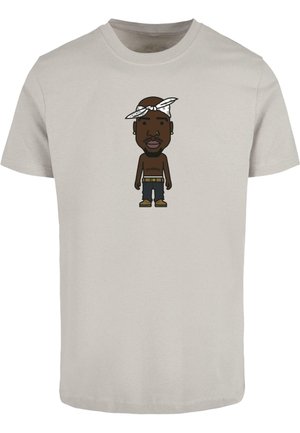 Jasne beżowy t-shirt z nadrukiem postaci z kreskówki w bandanie, szortach i pasku. Projekt zawiera delikatne kontury oraz wyraźne rysy twarzy.