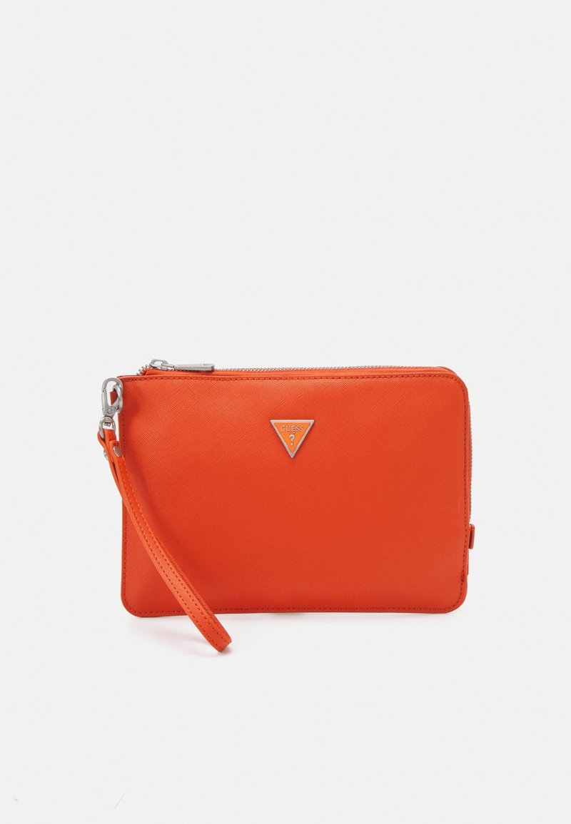 Pochette rectangulaire orange avec fermeture éclair et sangle argentées, comportant un petit logo triangulaire Guess au centre à l'avant.