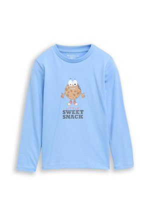 Lichtblauw overhemd met lange mouwen met cartoonkoekjesfiguur en tekst "Little Sweet Snack" op de voorkant, ontworpen voor kinderen.