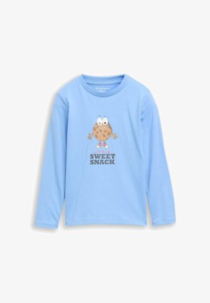 Lyseblå langærmet skjorte med tegneserie-kiksfigur og tekst "Little Sweet Snack" foran, designet til børn.