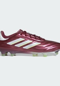 Scarpa da calcio color borgogna con design elegante, caratterizzata da tre strisce bianche, tomaia sintetica testurizzata e tacchetti verdi traslucidi.