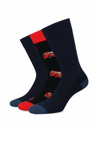 Trzy pary skarpetek: jednolite granatowe, wzorzyste w czerwone samochody na czarnym tle oraz granatowe z palcem i piętą w czerwieni. Materiał mieszanki bawełny.