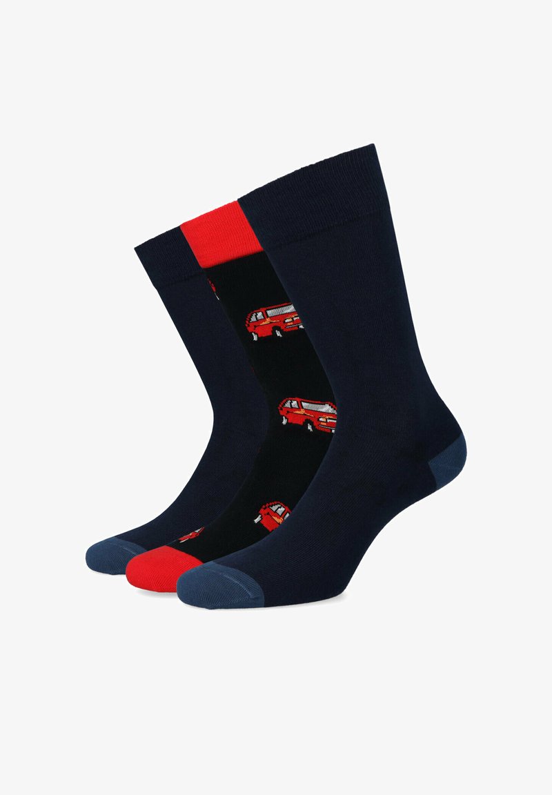 Trzy pary skarpetek: jednolite granatowe, wzorzyste w czerwone samochody na czarnym tle oraz granatowe z palcem i piętą w czerwieni. Materiał mieszanki bawełny.