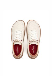 Zapatillas blancas con detalles perforados, acentos en crema y marrón, suela de goma y interiores rojos. Presenta cordones planos y logo en la lengüeta.