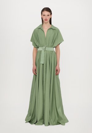 Abito lungo verde con colletto, maniche corte e vita cintrata con una cintura. Tessuto liscio e tessuto fluido.