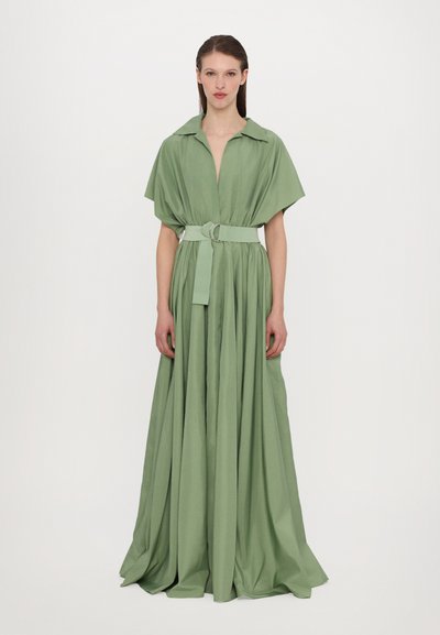 Robe longue verte avec un col, des manches courtes et une taille cintrée avec une ceinture. Texture lisse et tissu fluide.